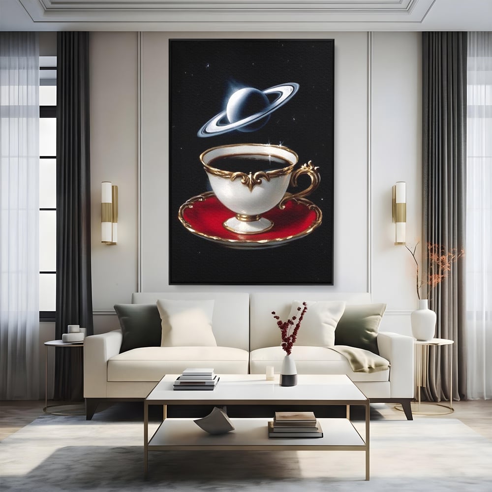 Tablou canvas cu tablou canvas cu ceasca si planeta, in rama de aluminiu negru, pe perete intr-un living